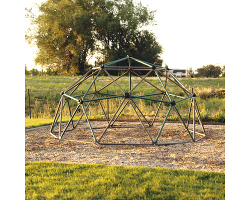Geodätische Kuppel als Klettergerüst auf einem Spielplatz
