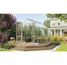 Gewächshaus mit Pflanzen und Gartenzubehör auf einer Terrasse