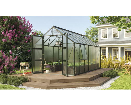 Gewächshaus Vitavia Olymp 11500 Hohlkammerplatten 6 mm 257 x 448 cm smaragd Gewächshaus im Garten mit geöffneten Türen auf einer Holzterrasse.