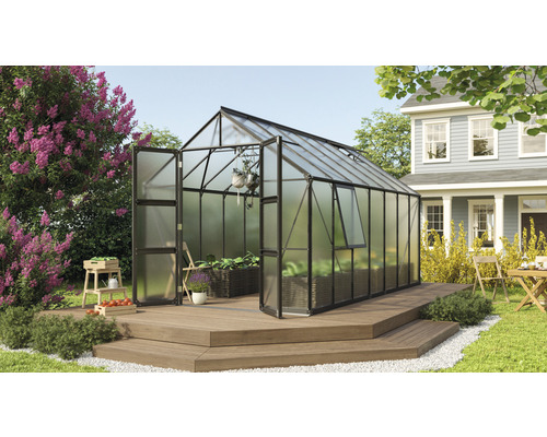 Gewächshaus Vitavia Olymp 11500 Hohlkammerplatten 6 mm 257 x 448 cm schwarz Gewächshaus mit geöffneter Tür auf einer Holzterrasse in einem Garten.