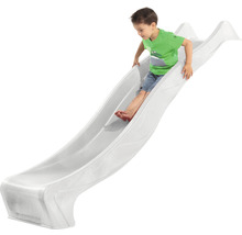 Junge rutscht auf einer hellen Kinderrutsche