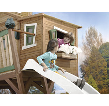 Kinderrutsche an einem Holzspielhaus mit zwei Kindern