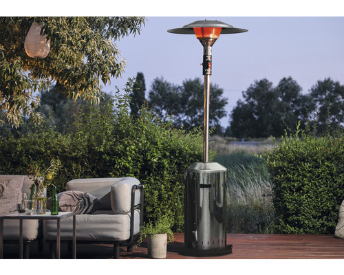 Terrassenszene mit Heizpilz, Tisch und Sitzmöbeln im Aussenbereich