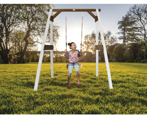 Mädchen schwingt auf einer Holzschaukel im Garten