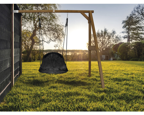 Gartenszene mit Holzschaukel und Nestschaukel