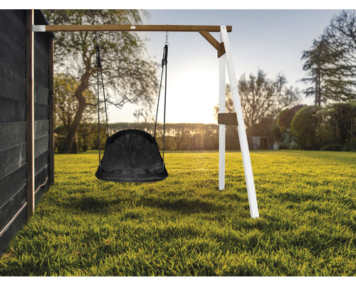 Gartenszene mit Schaukel und Schaukelgestell auf Rasen