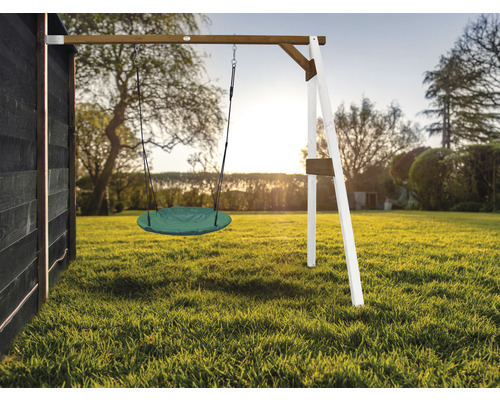 Schaukel mit runder Sitzfläche im Garten.
