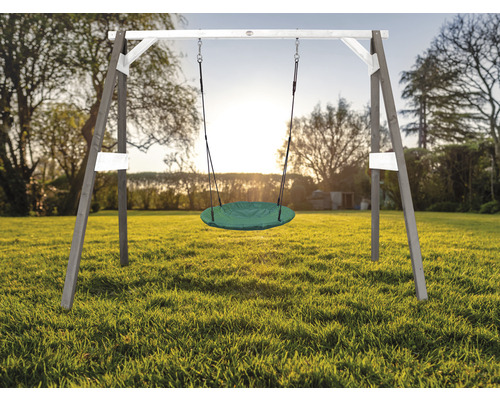 Holzschaukelgerüst mit Nestschaukel im Garten