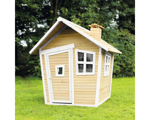 Holzspielhaus mit Tür, Fenster und Schornstein im Garten