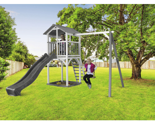 Spielplatz mit Schaukel, Rutsche, Sandkasten und Spielturm im Garten