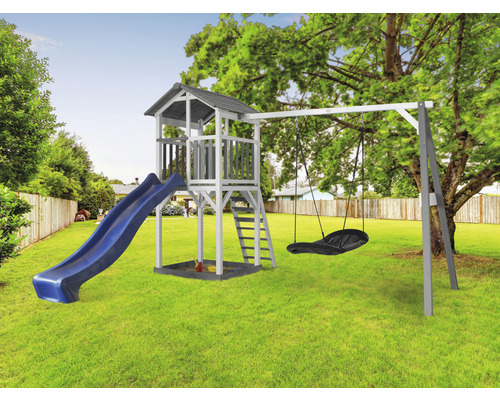 Spielturm mit Rutsche, Schaukel und Sandkasten im Garten