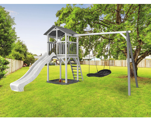 Spielturm mit Rutsche, Schaukel und Sandkasten im Garten