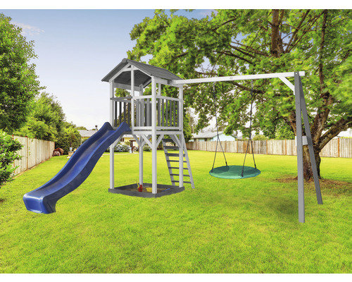 Spielplatz mit Turm, Rutsche und Schaukel im Garten