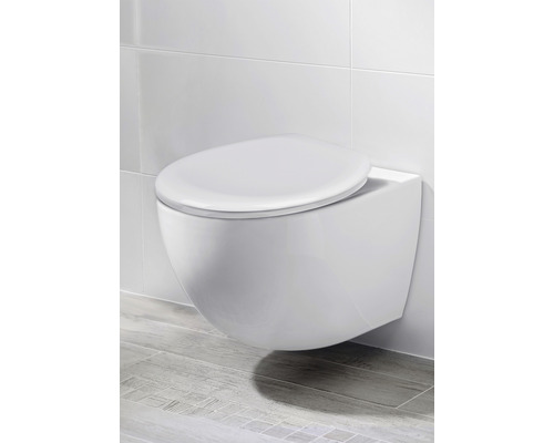 Wandhängendes WC mit geschlossenem Spülrand im Badezimmer.