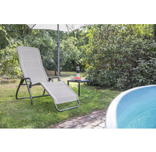 Szene im Garten mit Sonnenliege, Sonnenschirm, Tisch und Pool
