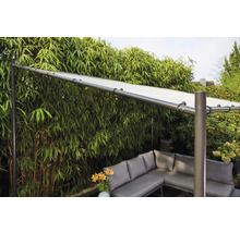 Detailansicht einer Terrassenüberdachung mit Sonnenschutz und Gartenmöbeln