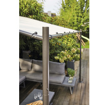 Detailansicht einer Pergola mit Metallrahmen und Stoffdach in einem Garten.