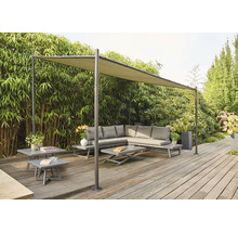 Gartenszene mit Pavillon, Lounge-Möbeln und Beistelltischen auf einer Holzterrasse