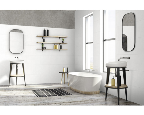 Badezimmer mit Badewanne, Waschtisch und Spiegel