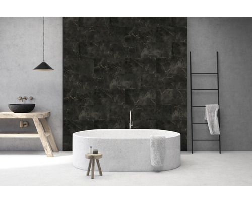 Badezimmer mit freistehender Badewanne, Waschtisch und Wandverkleidung in Marmoroptik