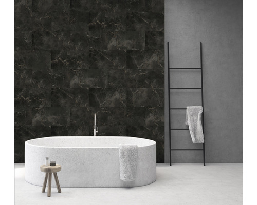 Badezimmer mit Badewanne, Leiter und Wandfliesen in Marmoroptik