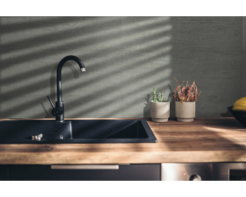 Küchenspüle mit Wasserhahn und Dekoration auf einer hölzernen Arbeitsplatte