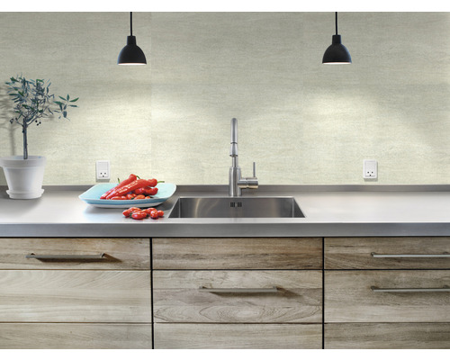 Küchenspüle mit Armatur, Arbeitsplatte und Schubladenfronten im Küchenbereich