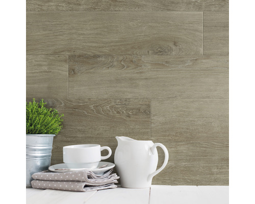 Helle Holzoptik Wandfliesen mit Geschirr und Topfpflanze