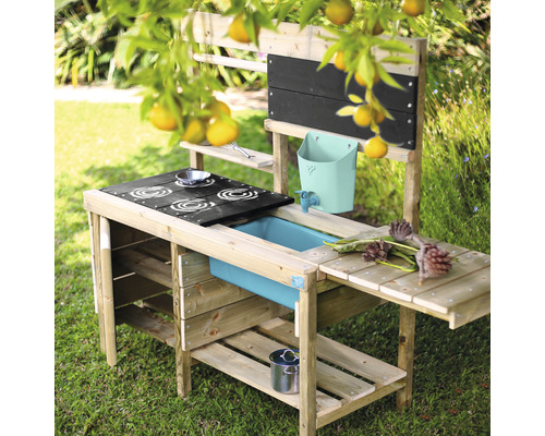 Spielküche aus Holz mit Spülbecken und Kochfeld im Garten