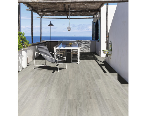 Terrasse mit grauem Holzboden, Gartentisch und Meerblick