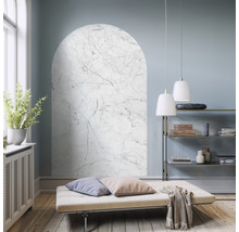 Wohnraum mit Bogen-Wandbild in Marmoroptik, Liege und Regalen