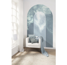 Wohnraum mit Wolken-Wandtattoo, Sessel, Kissen, Decke und Teppich
