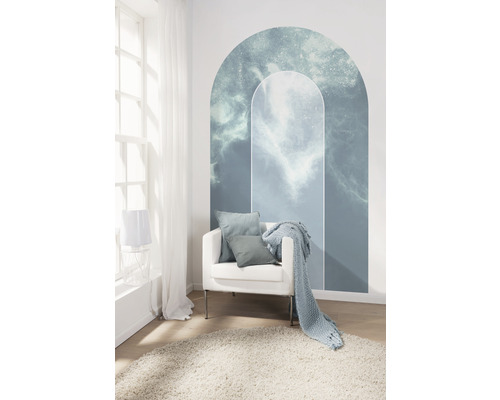Wohnraum mit Wolken-Wandtattoo, Sessel, Kissen, Decke und Teppich