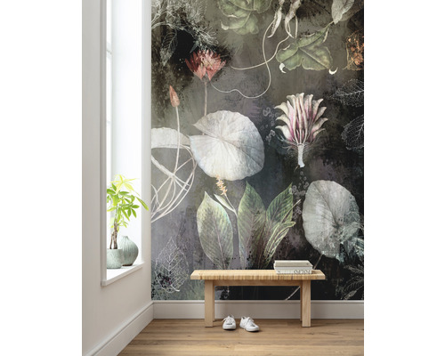 Ein Raum mit einer Fototapete mit Blumenmotiven, einer Holzbank und Zimmerpflanzen.