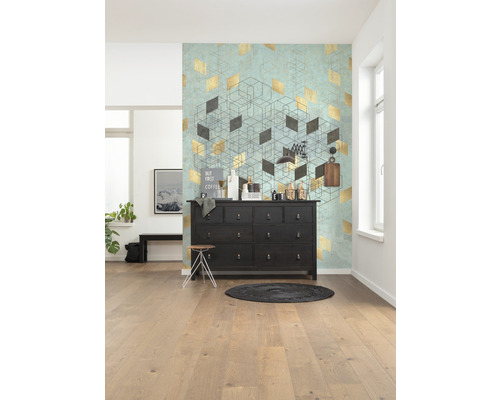 Wohnzimmer mit Kommode, Hocker und geometrischer Tapete