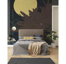 Schlafzimmer mit Bett, Teppich und bedruckter Tapete mit Pflanzenmuster