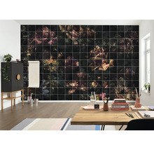 Dekoratives Zimmer mit Wandfliesen mit Blumenmuster.