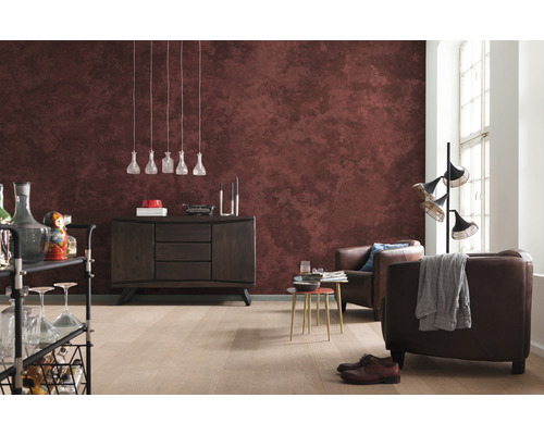 Wohnzimmer mit brauner Wandgestaltung, Kommode, Sesseln und Stehlampe