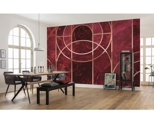Wohnzimmer mit gemusterter Tapete, Esstisch und Stühlen