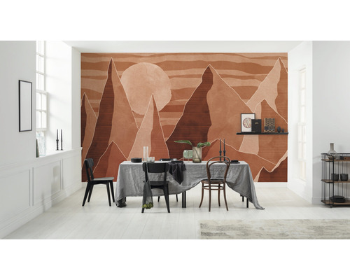 Esszimmer mit Tisch, Stühlen und Fototapete mit Bergmotiv