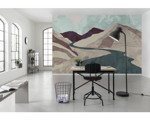Büro mit Schreibtisch, Stuhl, Stehlampe und Vliestapete mit Bergmotiv
