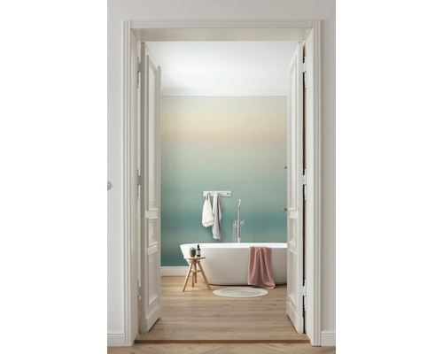 Badezimmer mit Badewanne, Hocker und Holzboden hinter geöffneter weißer Tür