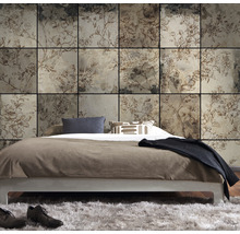 Schlafzimmer mit floral gemusterter Wandpaneele hinter einem Bett
