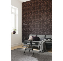 Wohnzimmer mit gemusterter Wandverkleidung, Sofa und Teppich