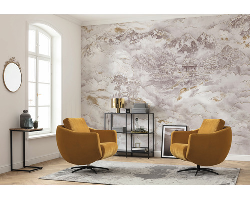 Wohnzimmer mit zwei Sesseln, Wandtapete mit Berglandschaft und Dekorationen