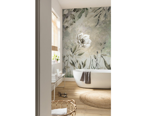 Helles Badezimmer mit Badewanne, Teppich und floraler Tapete