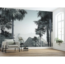 Wohnzimmer mit Fototapete mit Palmenmotiv und Sessel