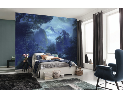 Schlafzimmer mit Fototapete, die eine Waldlandschaft zeigt