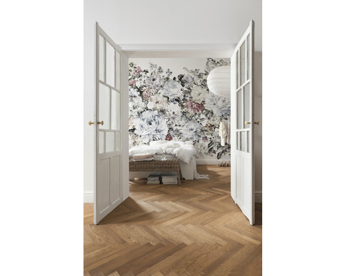 Schlafzimmer mit floraler Fototapete, Holzboden und geöffneten Doppeltüren