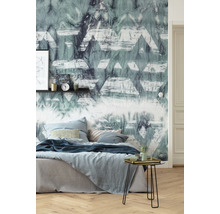 Schlafzimmer mit gemusterten Tapeten, Bett und Beistelltisch